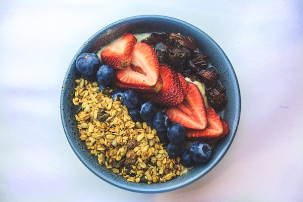 Berry Granola Bowl dengan Yogurt Yunani